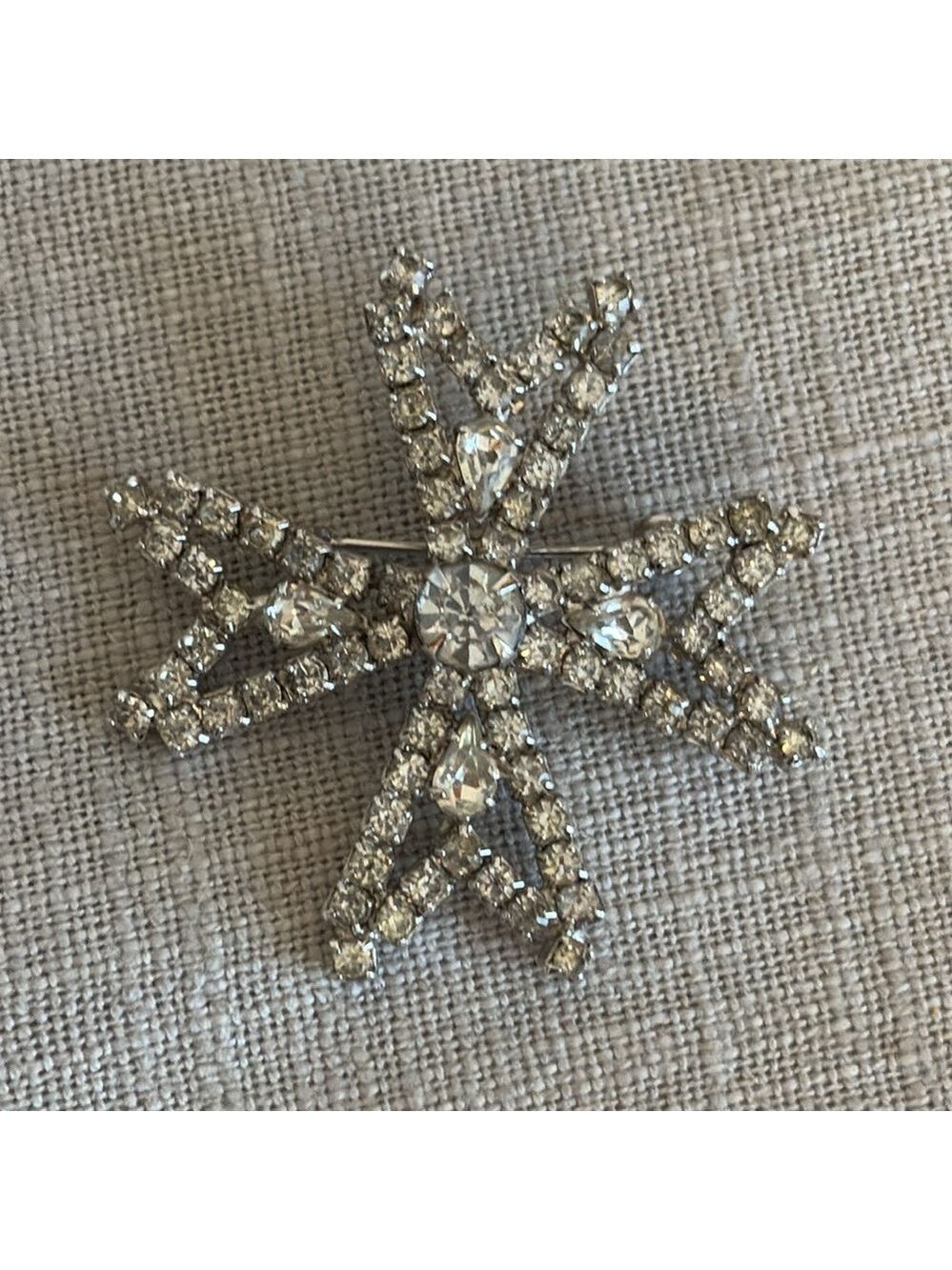 Vintage Weiss Maltese Cross Rhinestone Brooch Prong Set Silver Tone Metal Signed - Picture 4 of 7